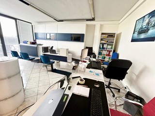 Ufficio in Affitto a Ponsacco, zona Le Melorie, 1'200&euro;, 175 m²