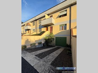 Villetta a schiera in Vendita a Massa, zona Mirteto, 290'000&euro;, 150 m², con Box