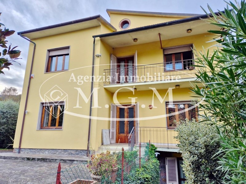Villa in Vendita a Capannori, 342'000&euro;, 292 m², con Box