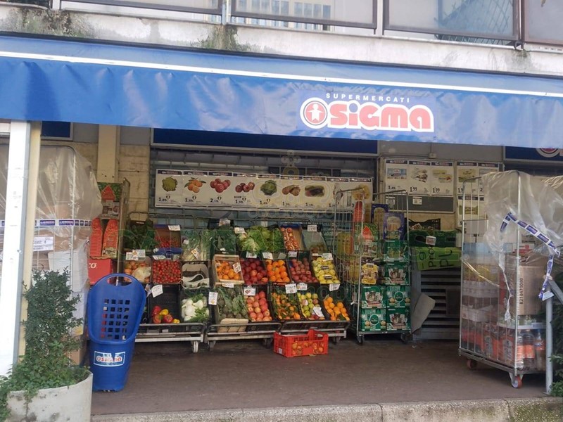 Immobile commerciale in Affitto a San Nicola la Strada, 2'500€, 224 m²