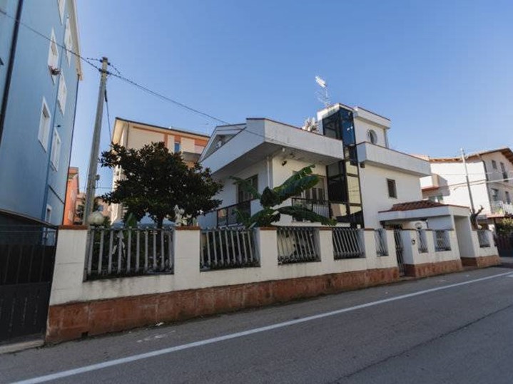Casa Indipendente in Vendita a Montesilvano, 435'000&euro;, 342 m²