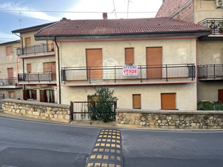 Appartamento in Vendita a Spezzano della Sila, 90'000€, 220 m²