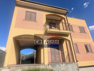 Villa in Vendita a Piedimonte Etneo, 290'000&euro;, 458 m²