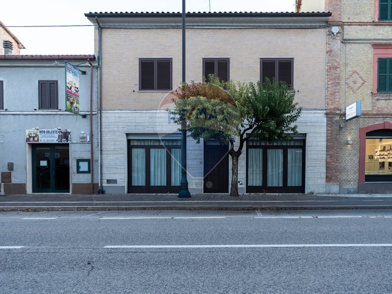 Negozio in Affitto a Maiolati Spontini, 1'300&euro;, 143 m²