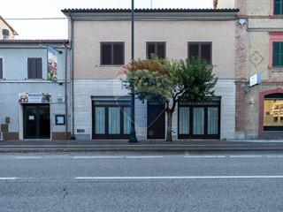 Negozio in Affitto a Maiolati Spontini, 1'300&euro;, 143 m²