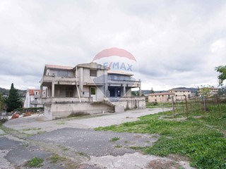 Villa in Vendita a Enna, 370'000&euro;, 439 m², con Box