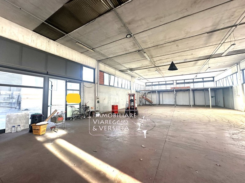 Magazzino in Vendita a Camaiore, 350'000&euro;, 565 m²