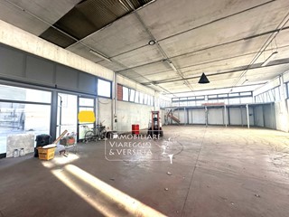 Magazzino in Vendita a Camaiore, 350'000&euro;, 565 m²