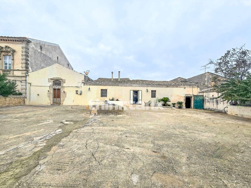 Rustico in Vendita a Ragusa, 650'000&euro;, 420 m²