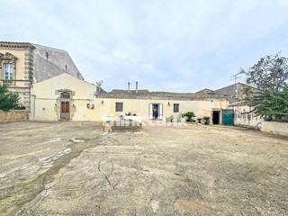 Rustico in Vendita a Ragusa, 650'000&euro;, 420 m²