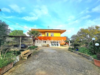 Villa in Vendita a Pozzallo, 390'000&euro;, 310 m²