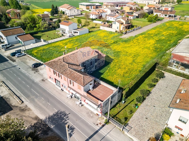 Immobile commerciale in Vendita a Viadana, 43'000€, 120 m²