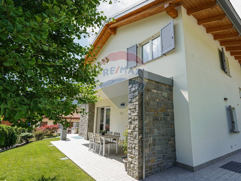 Villa in Vendita a Sant'Omobono Terme, 384'000€, 219 m²