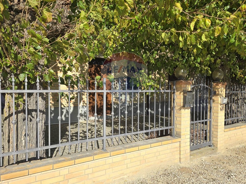 Casa Indipendente in Vendita a Treia, 220'000&euro;, 200 m²