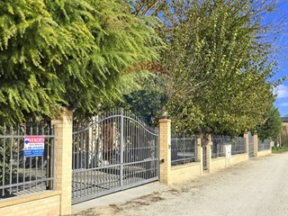 Casa Indipendente in Vendita a Treia, 220'000&euro;, 200 m²