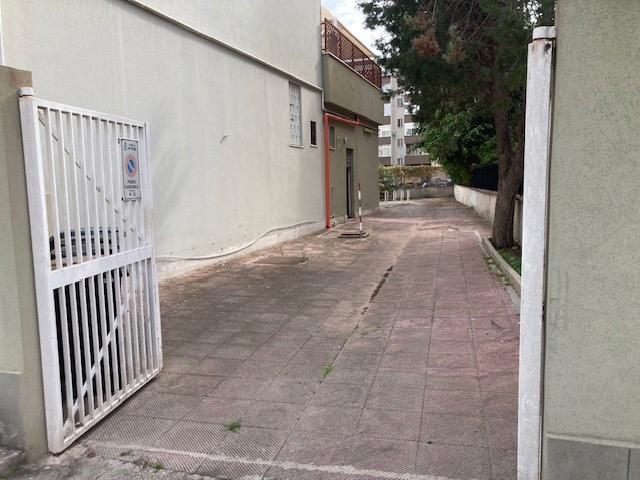 Negozio in Affitto a Brindisi, 250€, 28 m²