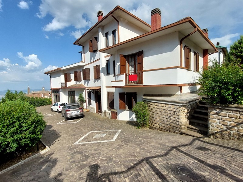 Villa in Vendita a Castell'Azzara, 210'000&euro;, 325 m², arredato