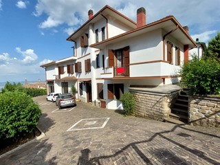 Villa in Vendita a Castell'Azzara, 210'000&euro;, 325 m², arredato