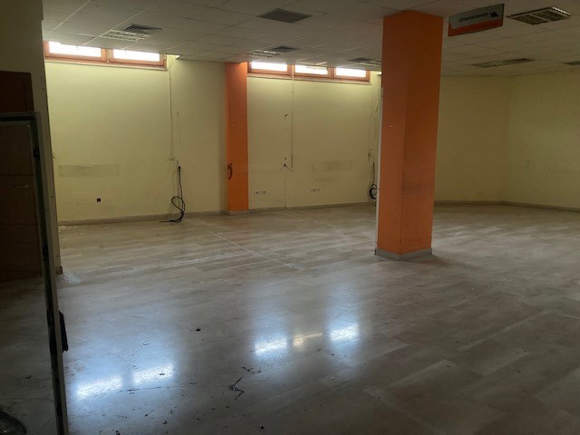 Negozio in Affitto a Brindisi, 3'500€, 388 m²