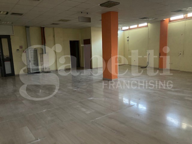 Ufficio in Affitto a Brindisi, 3'500€, 388 m²