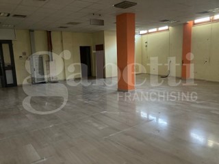 Ufficio in Affitto a Brindisi, 3'500€, 388 m²
