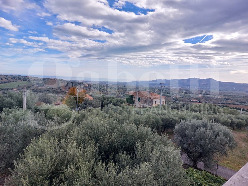 Villa in Vendita a Corropoli, 320'000&euro;, 400 m², arredato, con Box