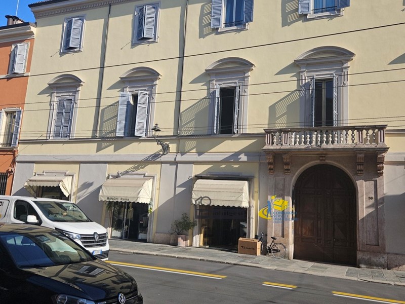 Quadrilocale in Affitto a Parma, zona Parma Centro, 1'600€, 130 m², con Box