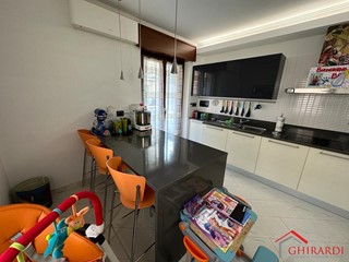 Appartamento in Affitto a Genova, zona Sestri Ponente, 900€, 98 m², arredato