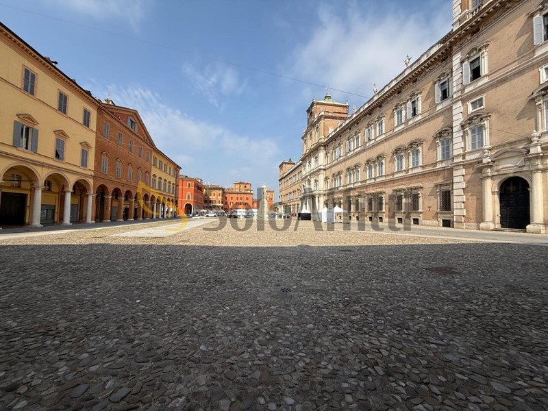 Quadrilocale in Affitto a Modena, 1'400€, 110 m²