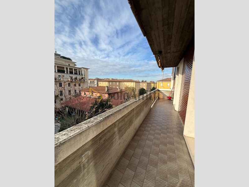 Appartamento in Affitto a Modena, 900€, 100 m²