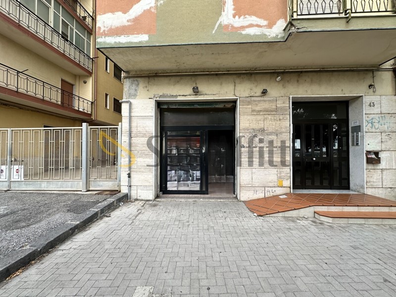 Capannone in Affitto a Catanzaro, zona Lido Lungomare, 600&euro;, 40 m²