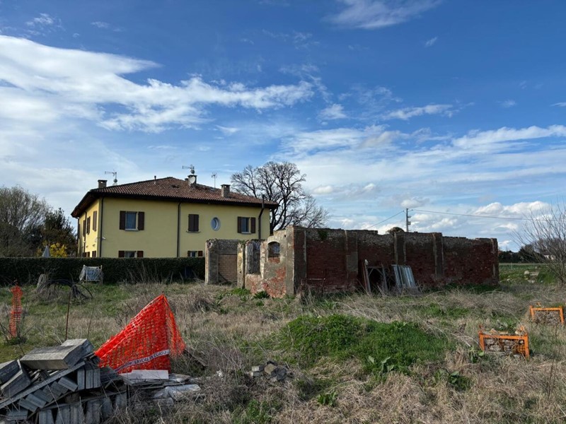 Casa Indipendente in Vendita a Castel Maggiore, 320'000€, 365 m²