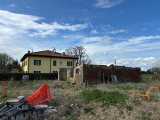 Casa Indipendente in Vendita a Castel Maggiore, 320'000€, 365 m²