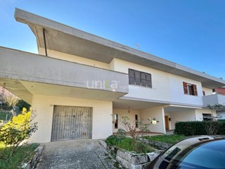 Appartamento in Vendita a Cupramontana, 155'000&euro;, 280 m², con Box