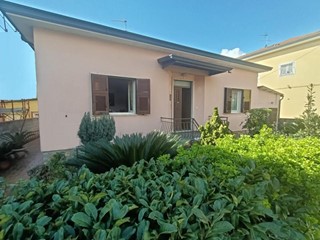 Casa Indipendente in Vendita a Castelnuovo Magra, zona Molicciara, 305'000€, 115 m², con Box