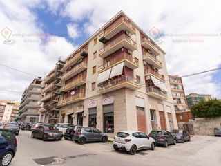 Appartamento in Vendita a Siracusa, zona Teocrito San Giovanni, 155'000€, 144 m²