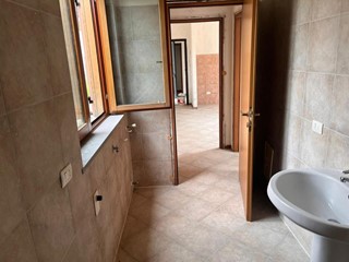 Appartamento in Vendita a Noceto, zona Cella, 70'000&euro;, 125 m²