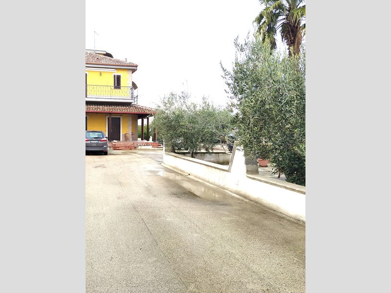 Villa in Vendita a Foggia, zona via del mare km 4,50, 185'000&euro;, 300 m², con Box