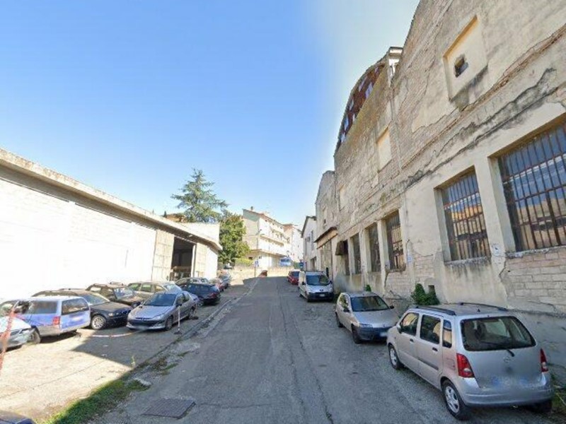 Capannone in Vendita a Poggibonsi, 80'200€, 650 m²