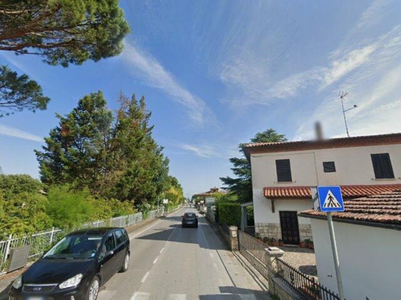 Negozio in Vendita a Sinalunga, 112'000€, 1065 m²