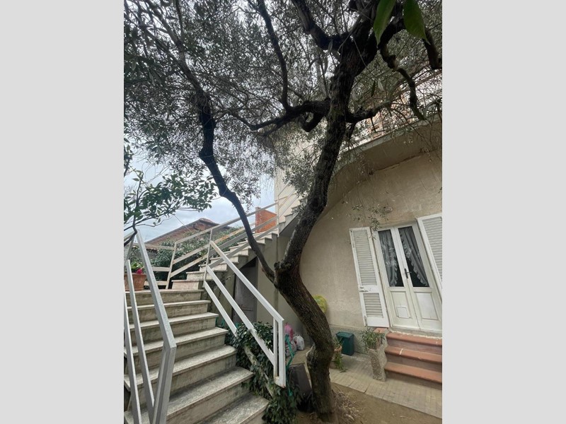 Villa in Vendita a Rosignano Marittimo, zona Rosignano Solvay, 450'000&euro;, 200 m², con Box