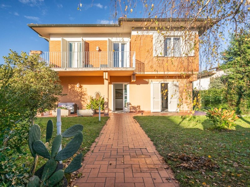 Villa in Vendita a Crespina Lorenzana, zona Cenaia, 470'000&euro;, 259 m²