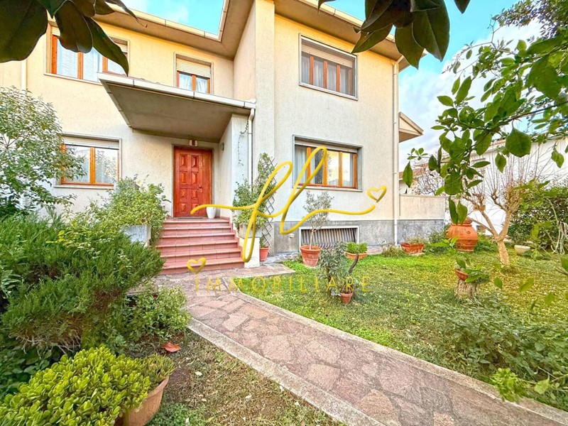 Villa in Vendita a Cecina, 720'000&euro;, 310 m², con Box