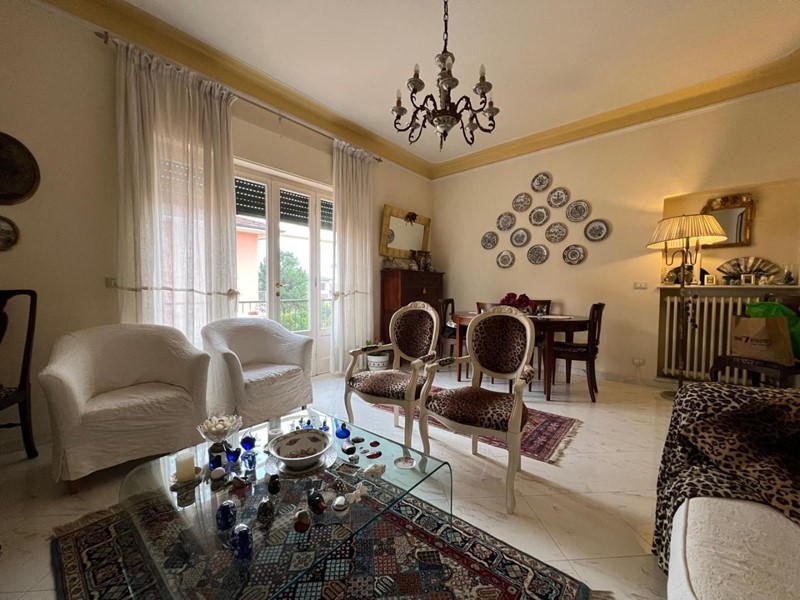 Appartamento in Vendita a Massa, zona Marina di Massa, 350'000€, 85 m², arredato