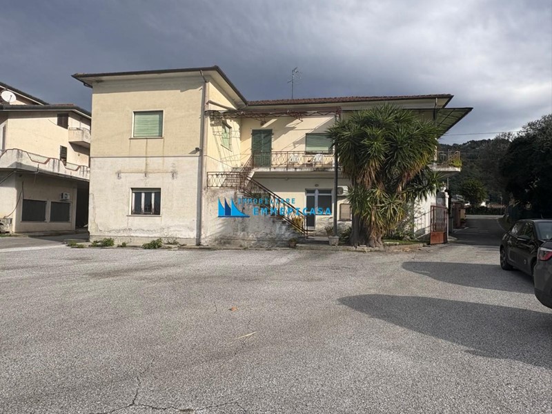 Appartamento in Vendita a Montignoso, zona Cervaiolo, 350'000€, 330 m²