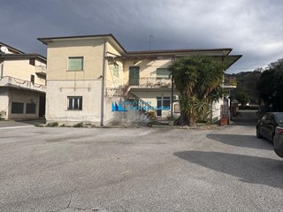 Appartamento in Vendita a Montignoso, zona Cervaiolo, 350'000€, 330 m²