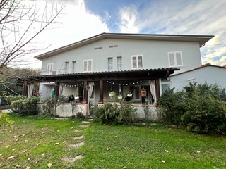 Villa bifamiliare in Vendita a Capannori, 420'000&euro;, 150 m², con Box