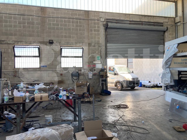 Capannone in Vendita a Brindisi, 250'000&euro;, 350 m²