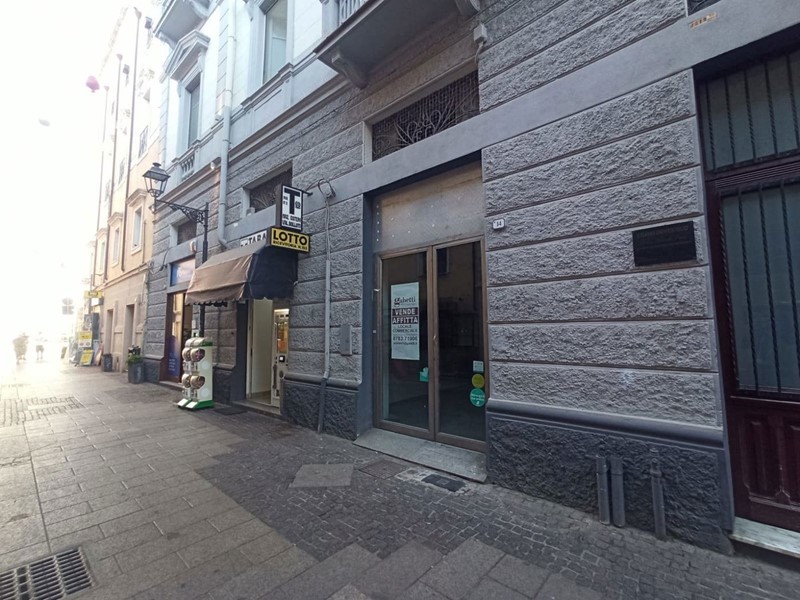 Negozio in Affitto a Oristano, 700€, 30 m²