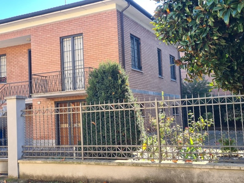 Villa in Vendita a Reggio Emilia, zona San Prospero, 285'000€, 180 m², arredato, con Box